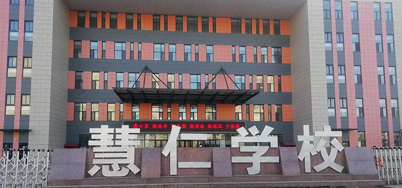 長(zhǎng)春高新技術(shù)產(chǎn)業(yè)開發(fā)區(qū)慧仁學(xué)校安裝屏風(fēng)升降機(jī)考卡座-電教室電腦桌